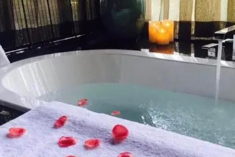 杭州拱墅水疗池中的失重冥想：当身体学会漂浮